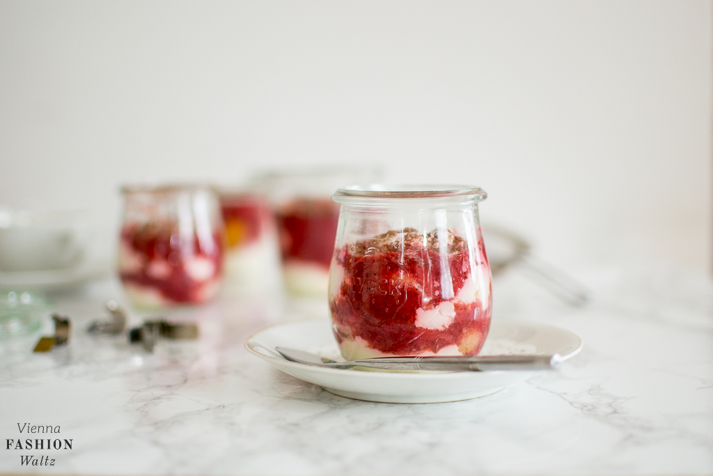 Schnelles Rezept | Fruchtiges Erdbeertiramisu ohne Ei im Weckglas