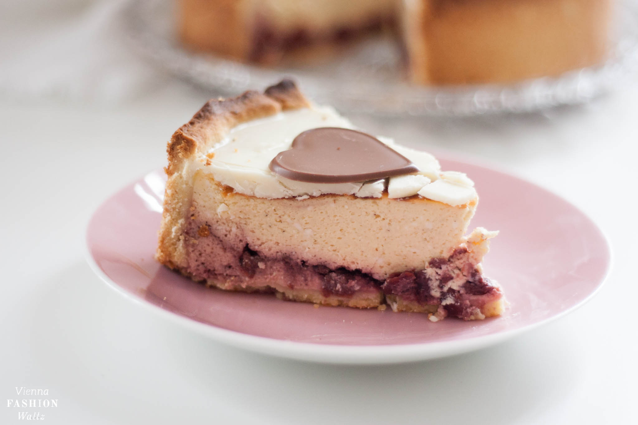 Valentinstags Cheesecake mit Kirschen und Schokoherzen-25