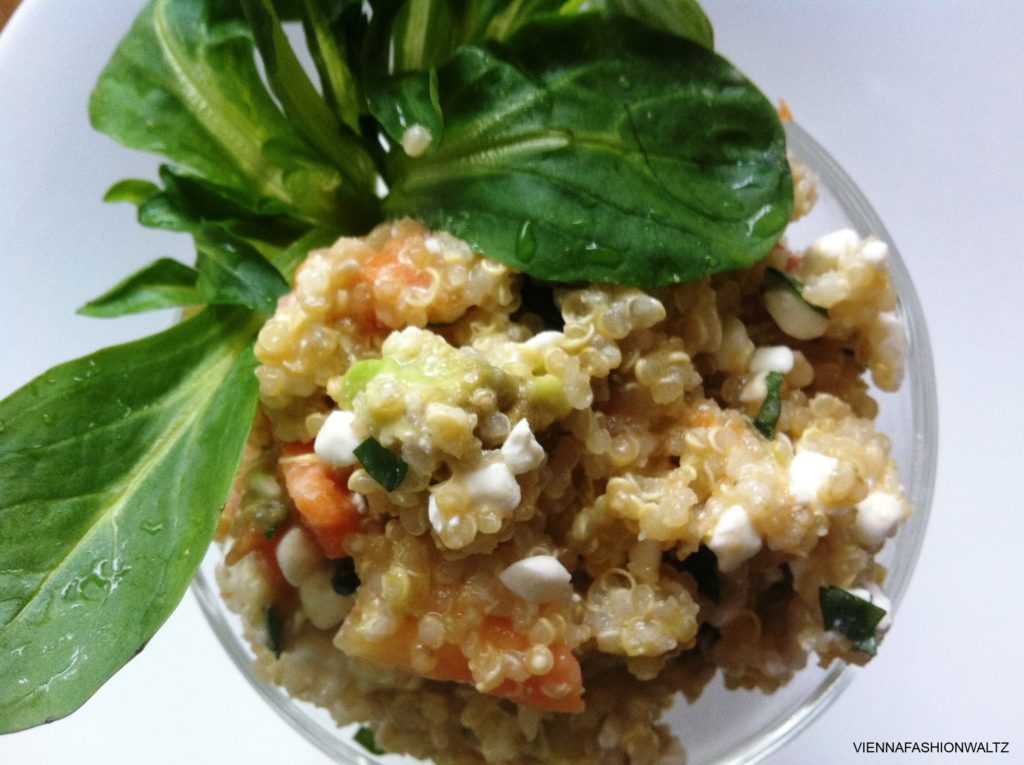 Quinoa-Salat mit Avocado und Papaya