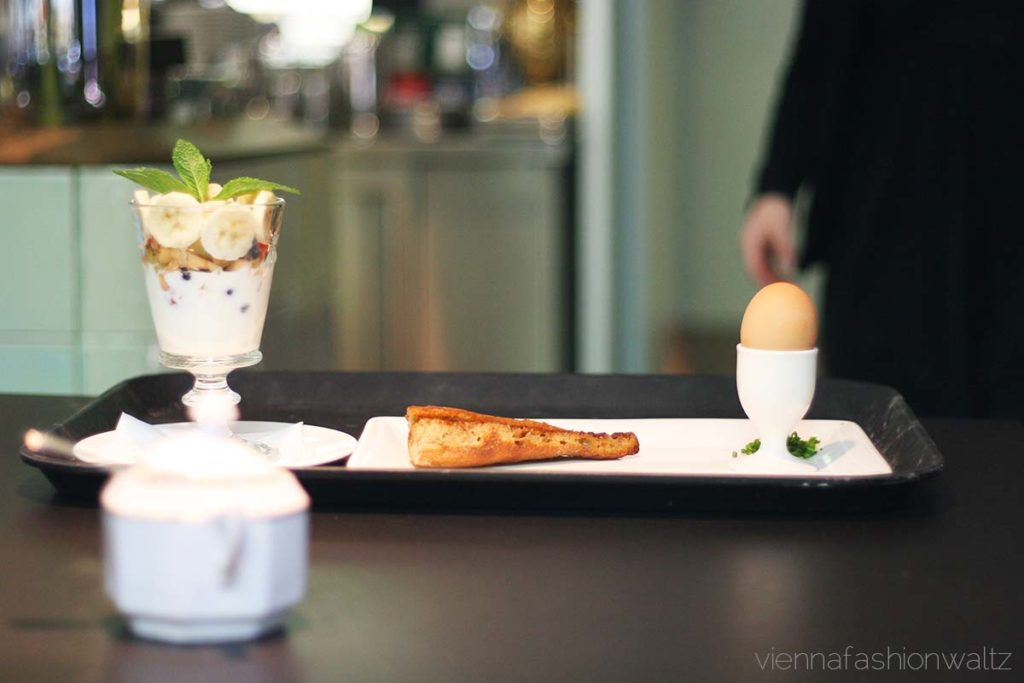 Weiches Ei mit Brotsticks, Frühstück im Cafe Ansari, www.viennafashionwaltz.com