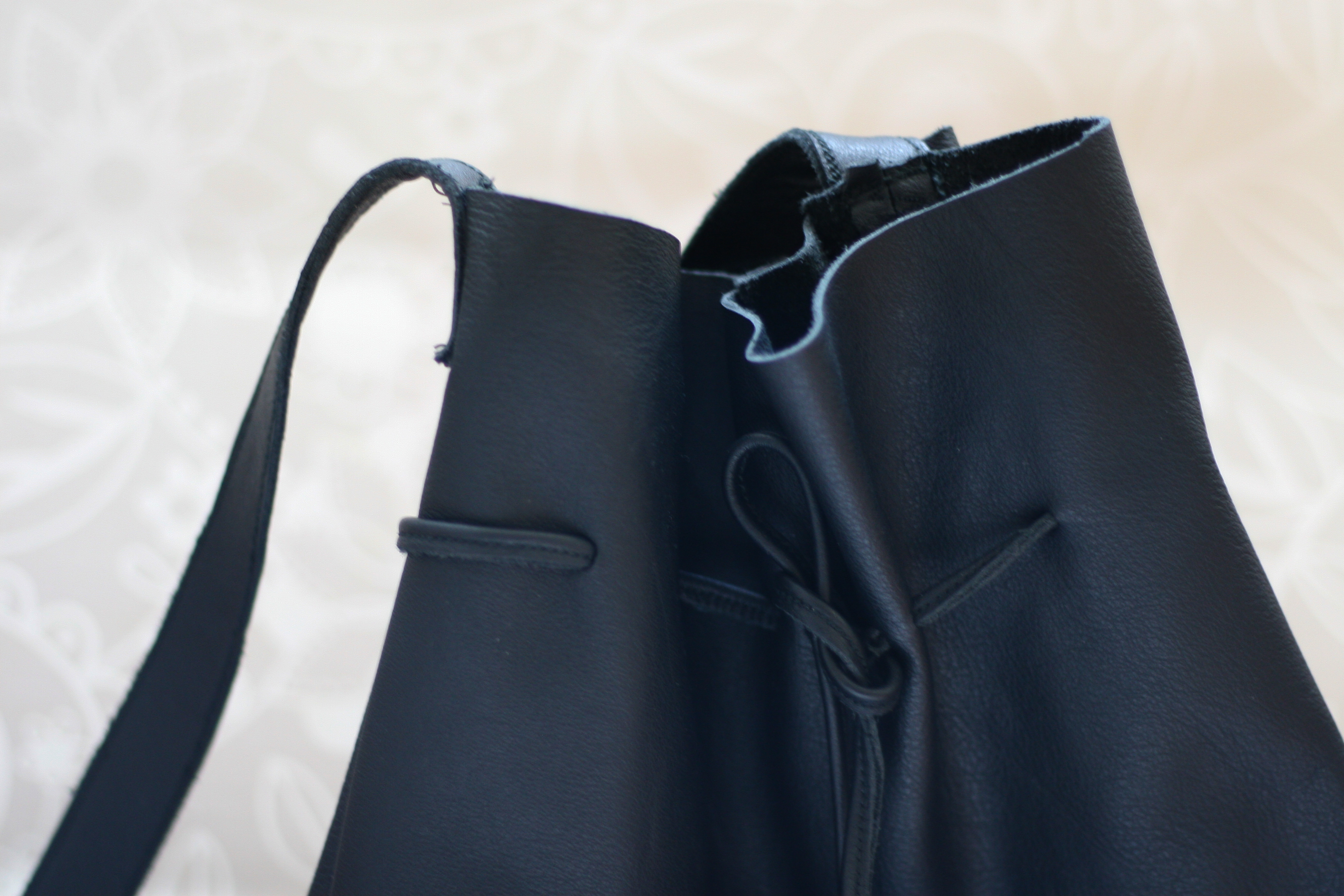 Bucket Bags sind momentan total im Trend. Wieso nicht einfach eine DIY Bucket Bag aus Leder im Stil von Mansur Gavriel selber machen?