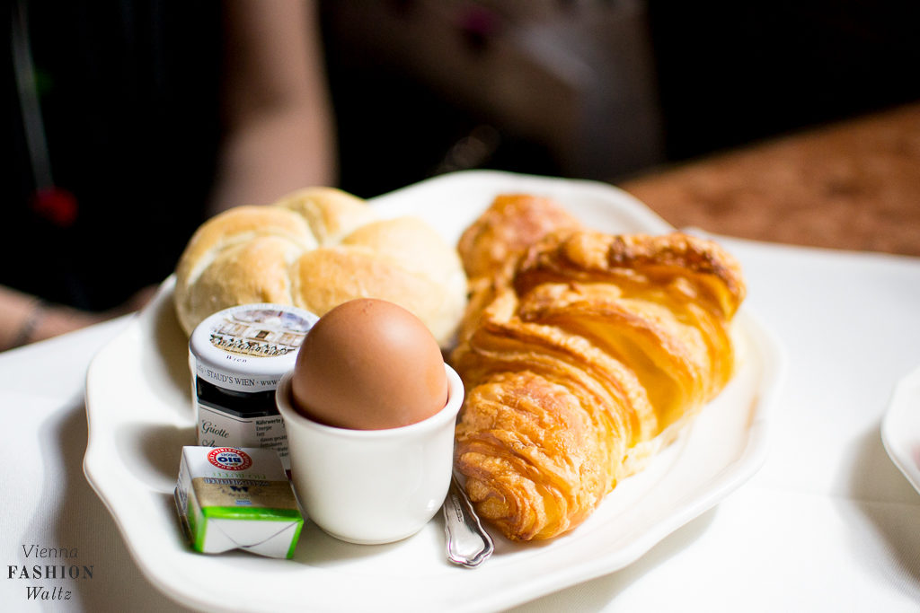 Wiener-Frühstück-mit-croissant-ei