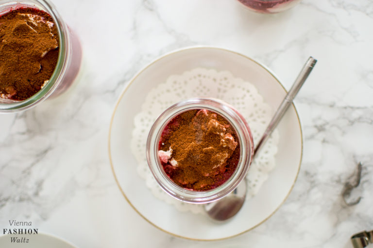 Schnelles Rezept | Fruchtiges Erdbeertiramisu ohne Ei im Weckglas Schnelles Rezept | Fruchtiges Erdbeertiramisu ohne Ei im Weckglas