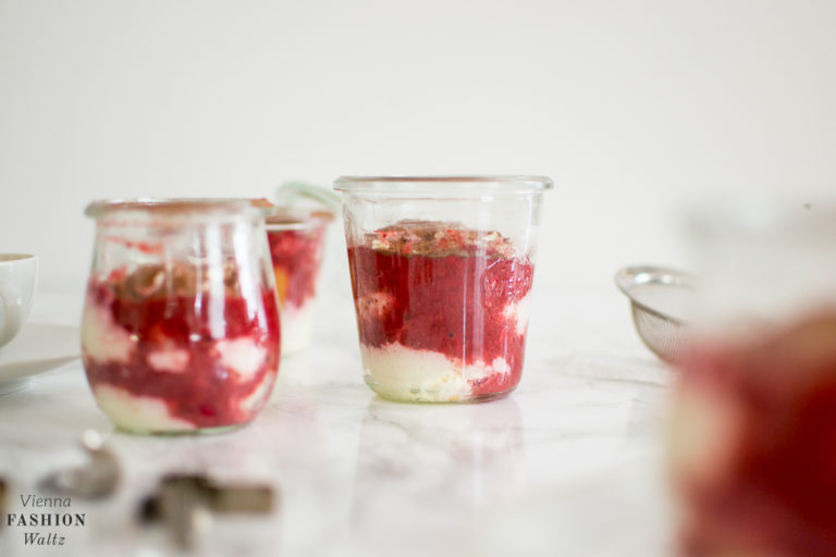 Schnelles Rezept | Fruchtiges Erdbeertiramisu ohne Ei im Weckglas Schnelles Rezept | Fruchtiges Erdbeertiramisu ohne Ei im Weckglas