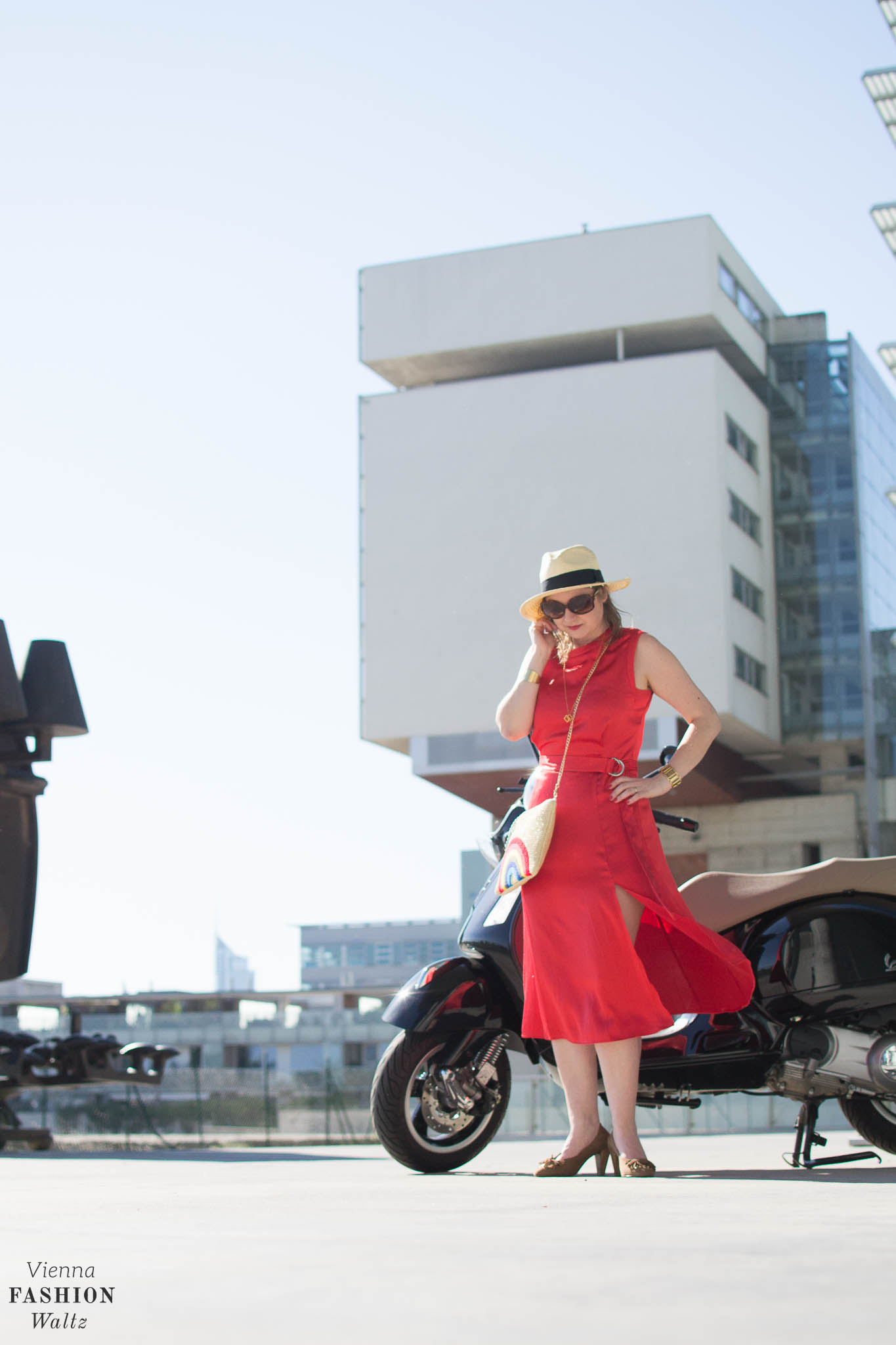 Das perfekte Sommerkleid - Hot Summer in the City, Vienna, VIC, Red Dress, Perfect Summer Dress, we bandits bag, straw bag, Hoegl shoes