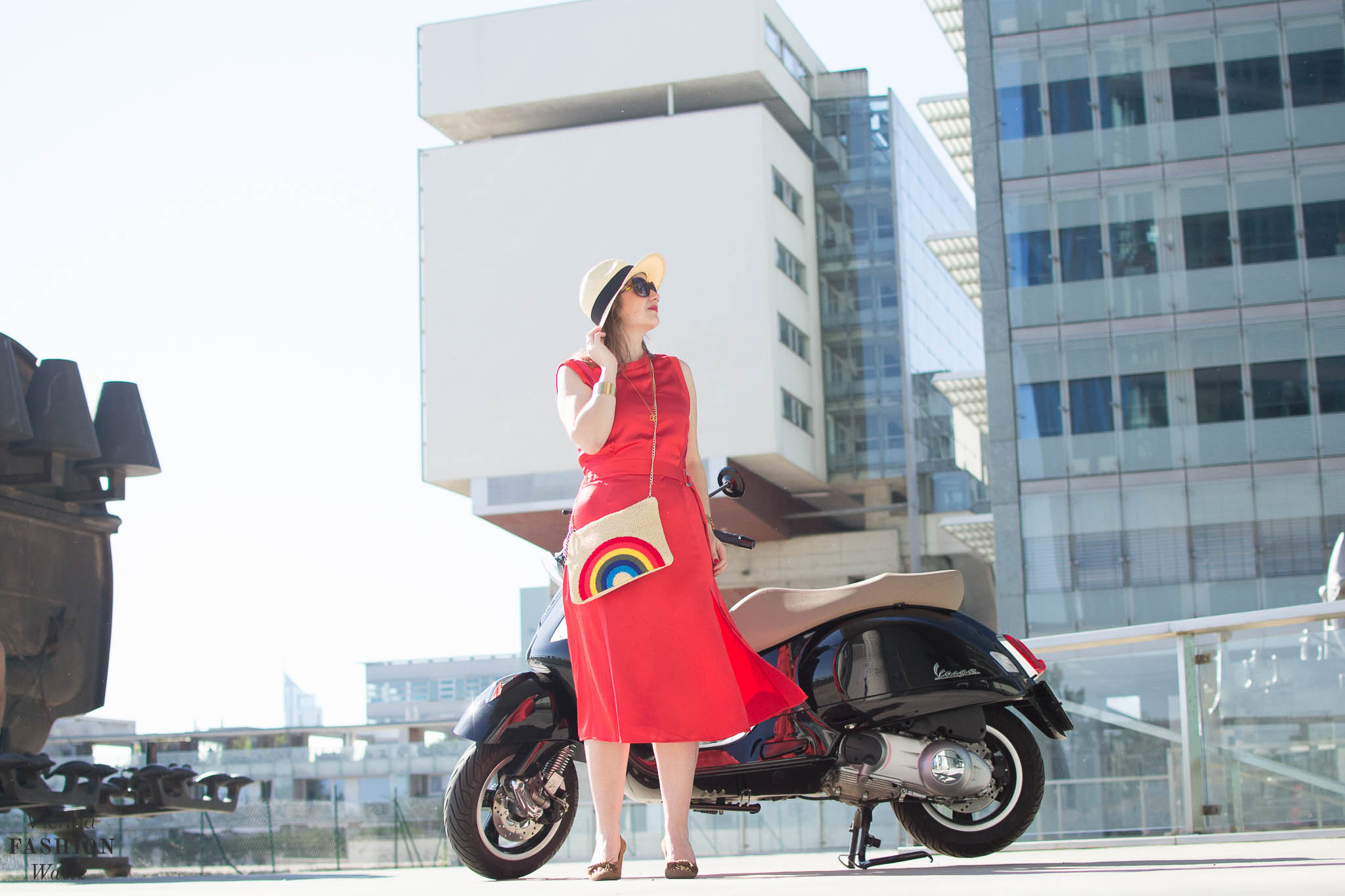 Das perfekte Sommerkleid - Hot Summer in the City, Vienna, VIC, Red Dress, Perfect Summer Dress, we bandits bag, straw bag, Hoegl shoes