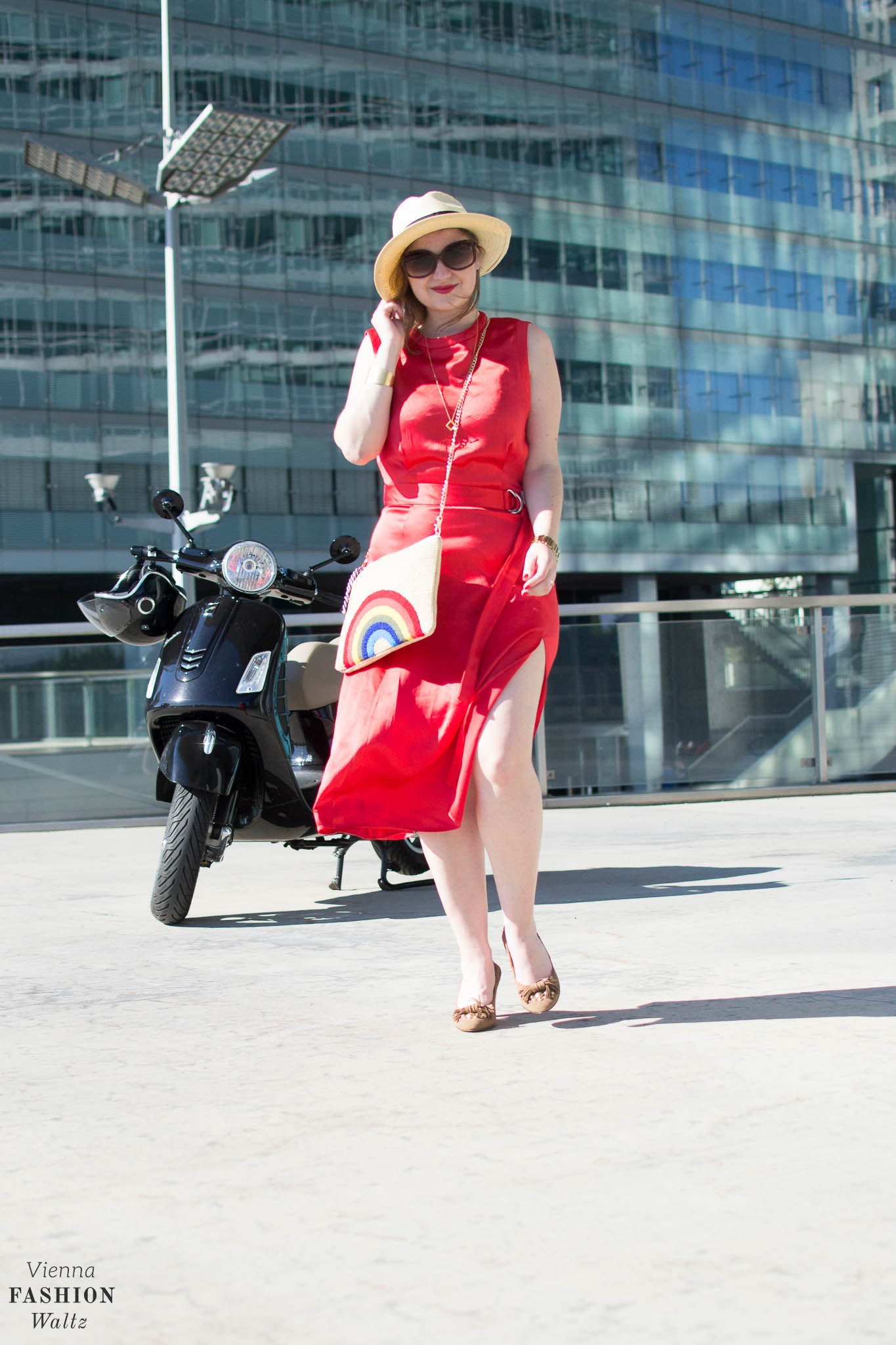 Das perfekte Sommerkleid - Hot Summer in the City, Vienna, VIC, Red Dress, Perfect Summer Dress, we bandits bag, straw bag, Hoegl shoes