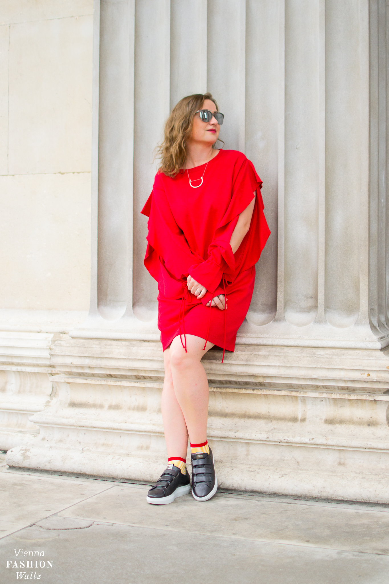 Oversized Red Sweatshirt Dress Outfit with Sneakers, Cos Jewellery, Zara Dress, Högl Sneakers, Streetstyle Vienna