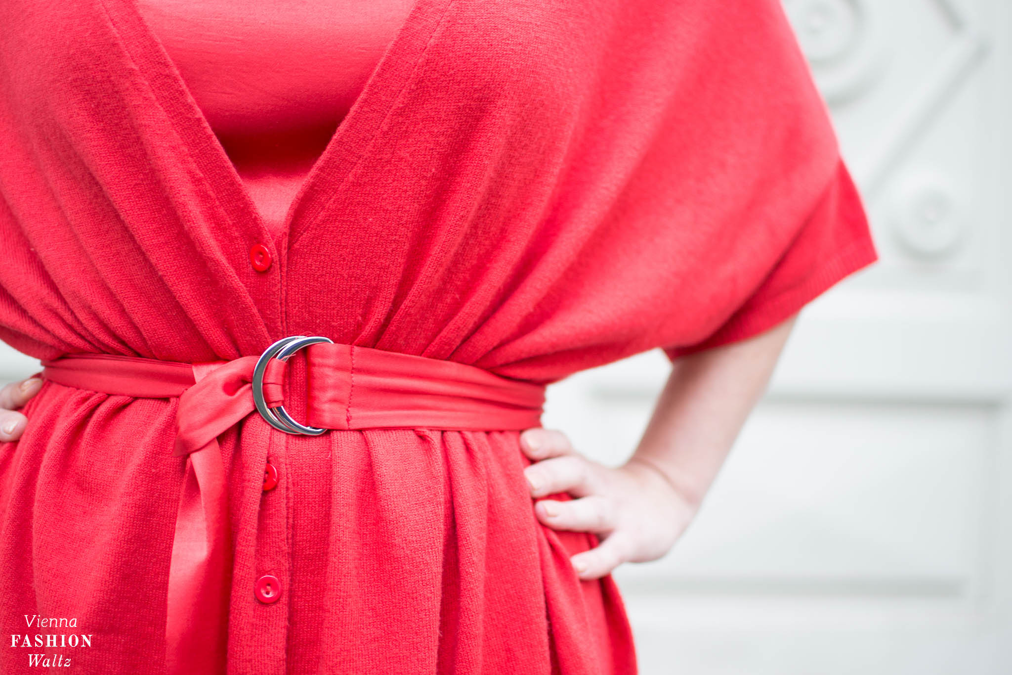 How to wear a Red All Over Outfit | Die Farbe "Rot" ist momentan viel auf den Laufstegen der Designer zu sehen. Besonders in den Kollektionen von Max Mara, Mansur Gavriel und Armani habe ich viel in Rot entdeckt...