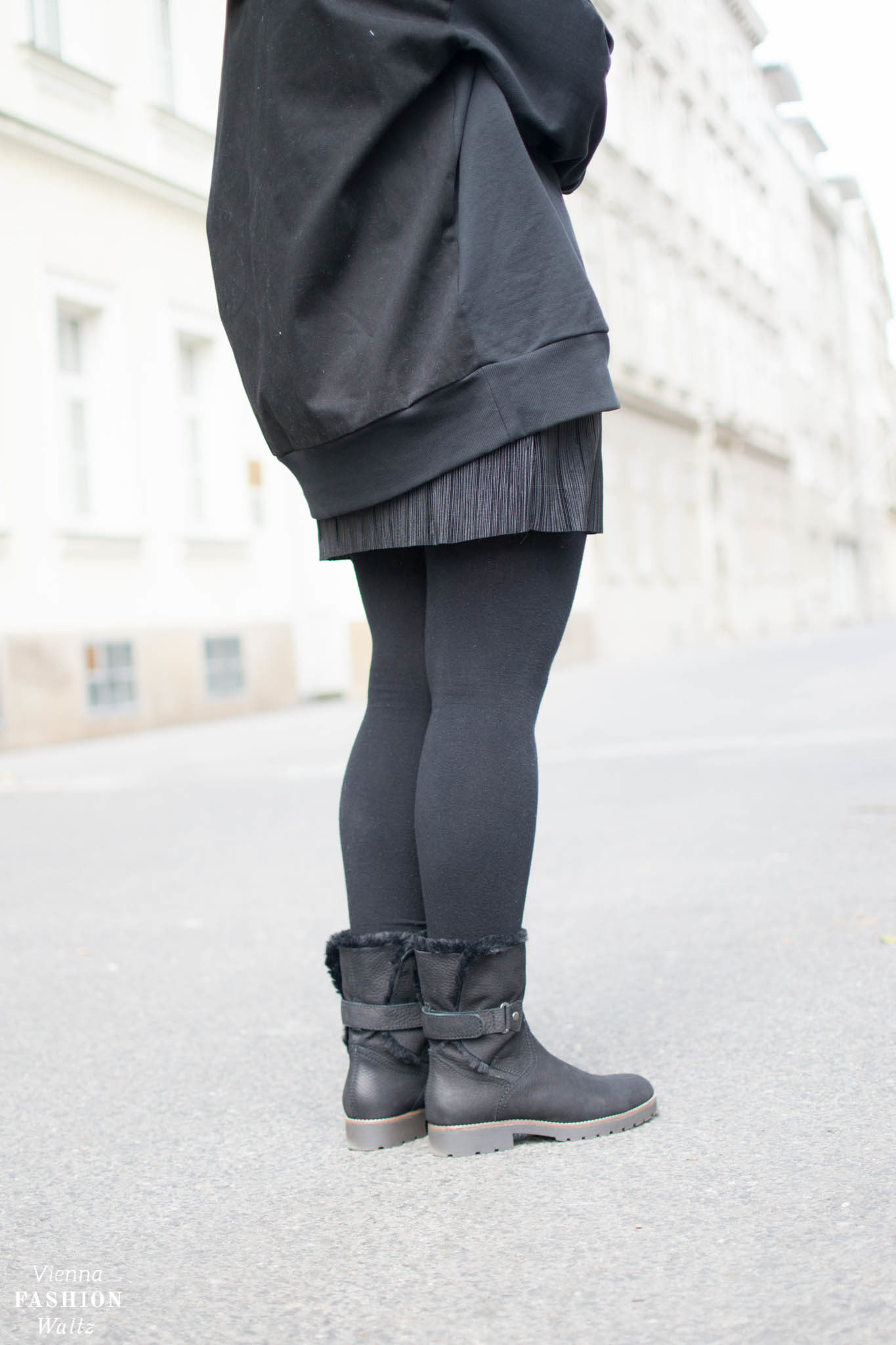 Fashion Trend: Sweater | Oversize Hoodie Sweater und Statement Boots Outfit, Zara Hoodie