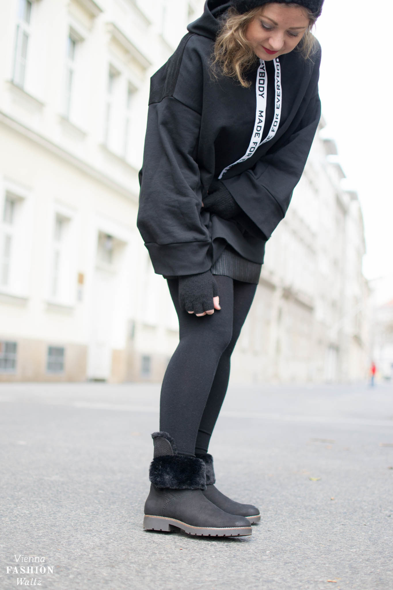 Fashion Trend: Sweater | Oversize Hoodie Sweater und Statement Boots Outfit, Zara Hoodie