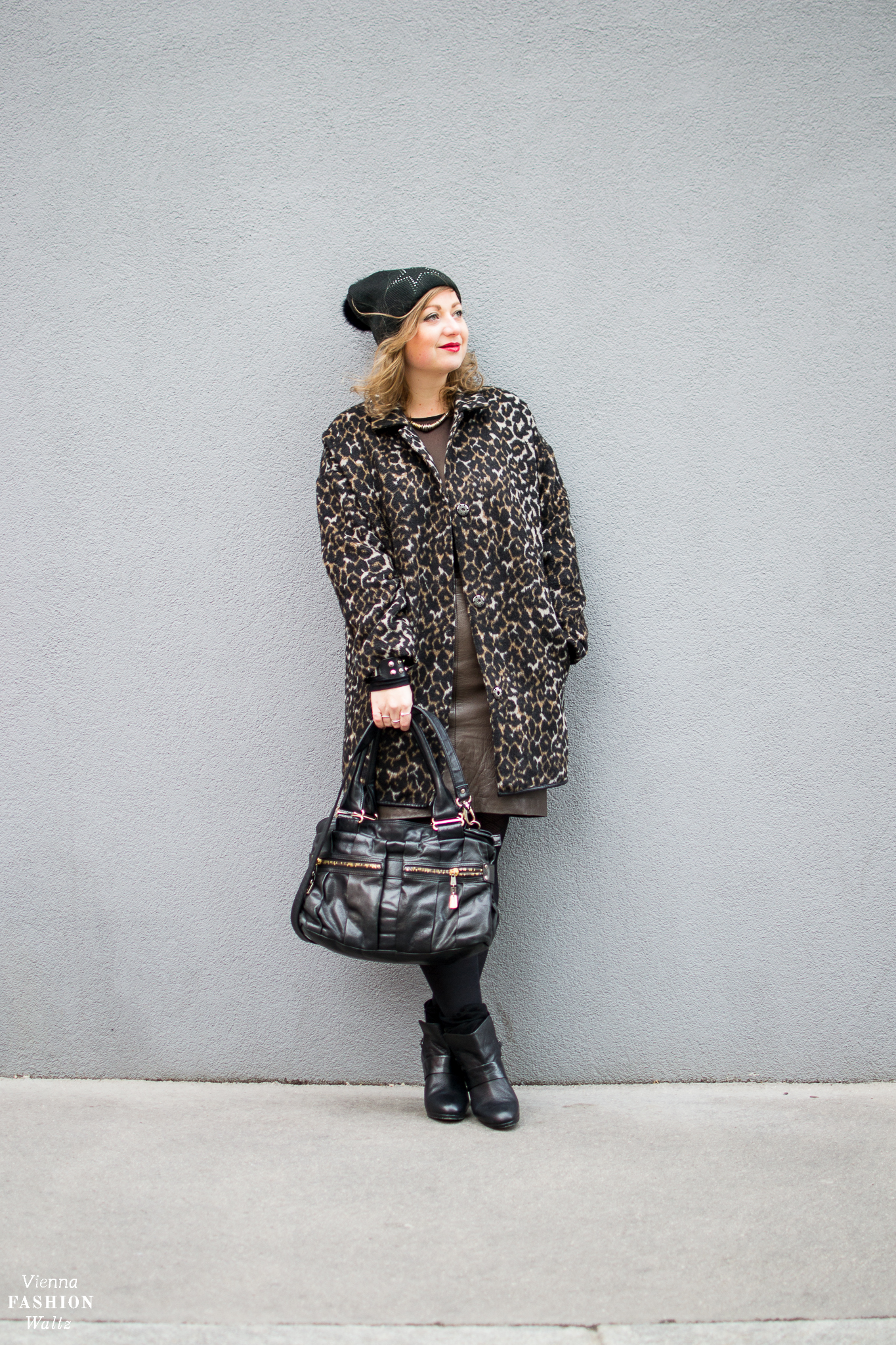 Fashion Trends - How to wear the Leopard Print! Outfit with leopard print Coat and Leather Skirt