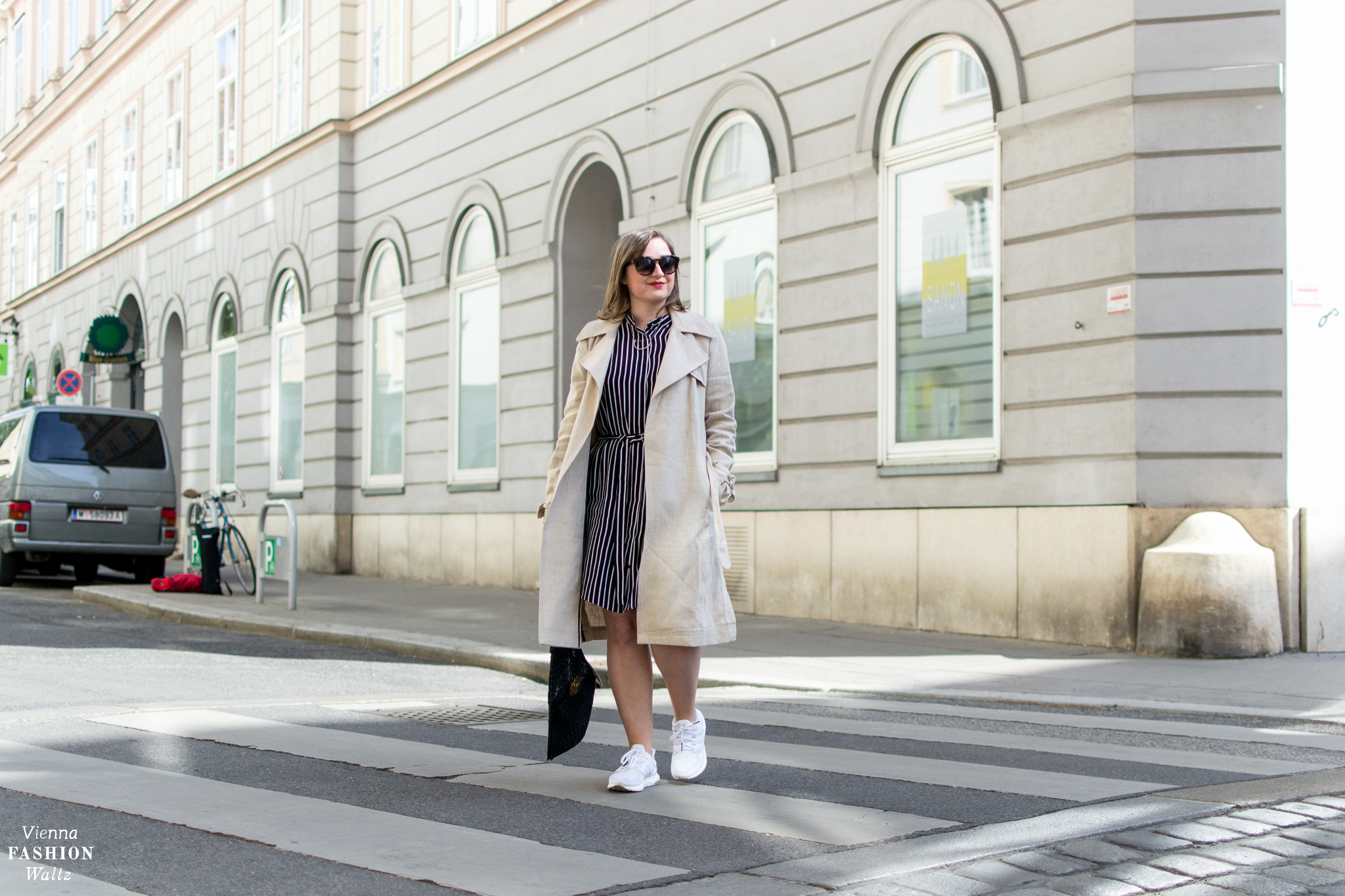 Ein Trenchcoat aus Leinen zum Streifenkleid | Fashion Trends | Streetstyle Vienna | Outfit