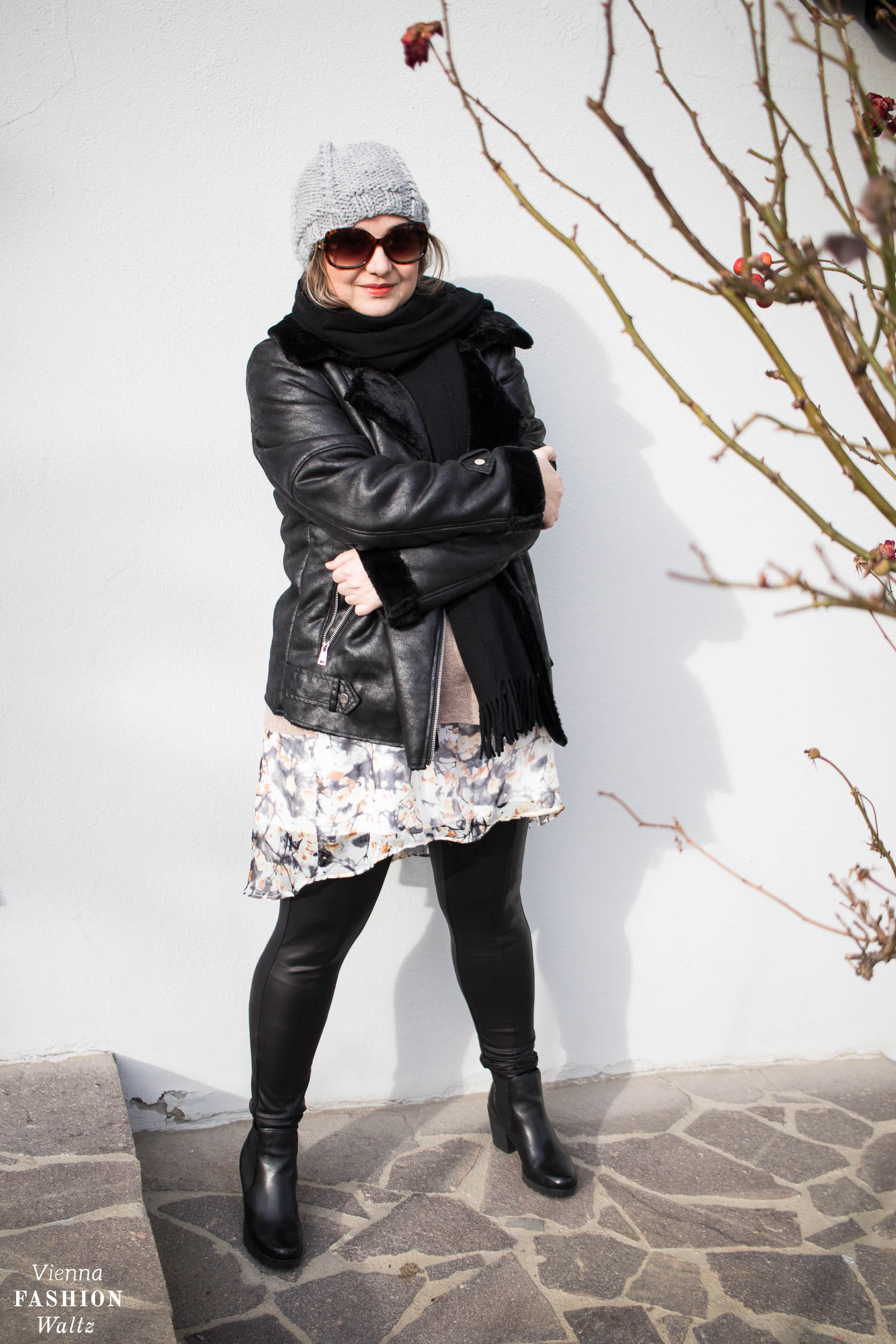 Black & Neutral Winter Look mit Chelsea Boots