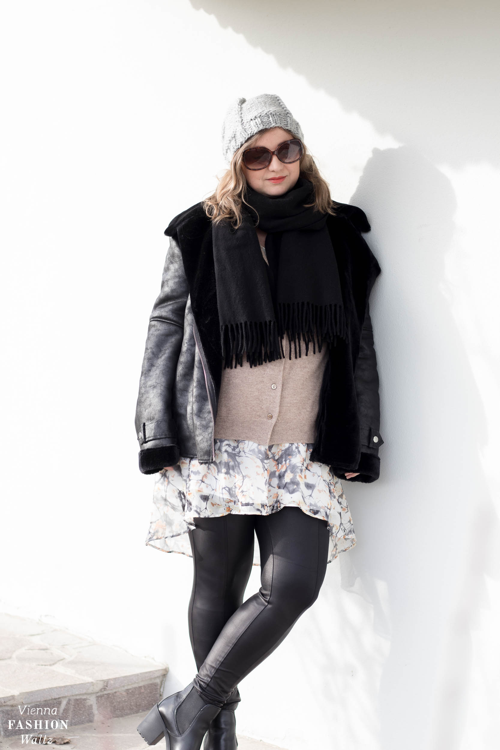 Black & Neutral Winter Look mit Chelsea Boots