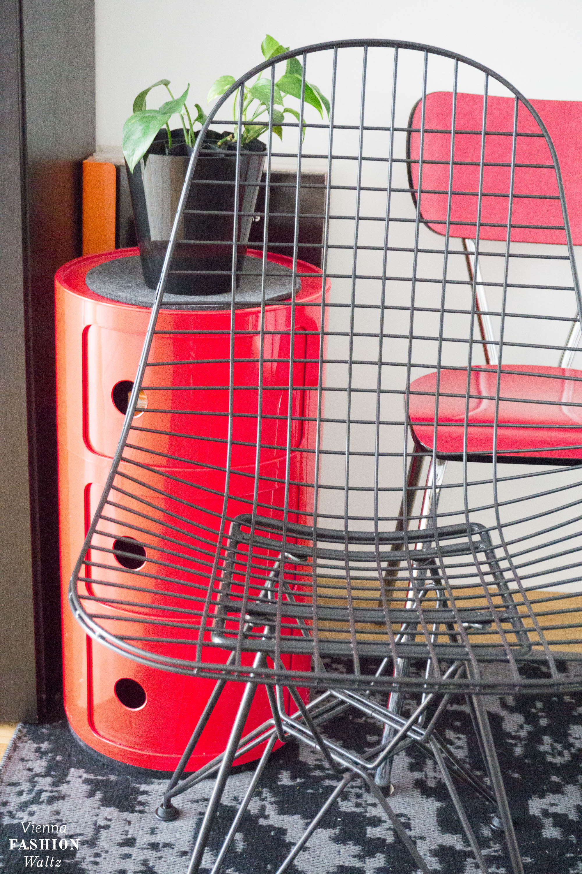 EamesComponibili in rot von Kartell, Designklassiker fürs rote Vintage Esszimmer, Vitra Wire Chair, rot, Wohnideen,