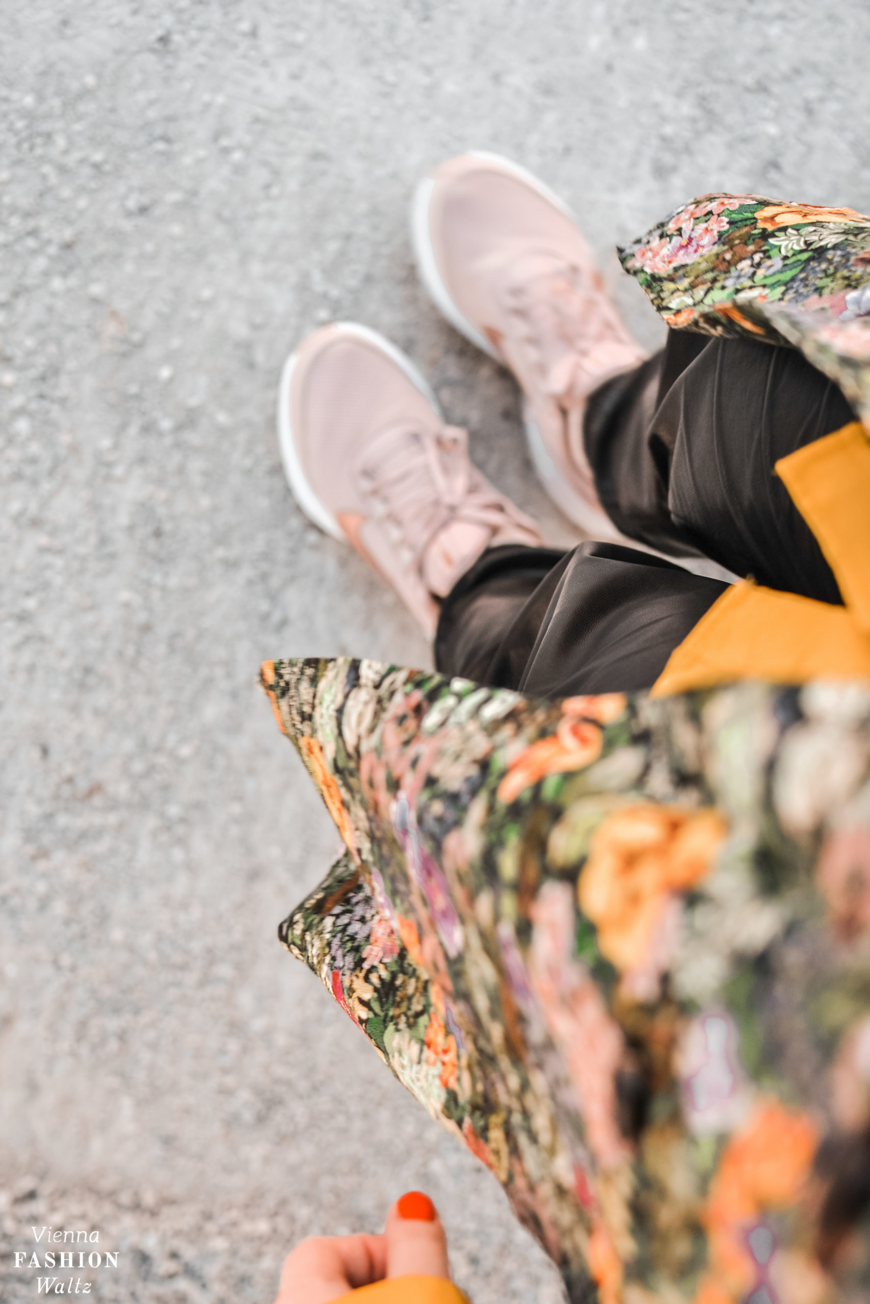 Fashiontrend Jogginghose aus Leder mit floralem Overshirt und Sneakers